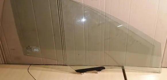 Honda Civic Front door window glass four-door