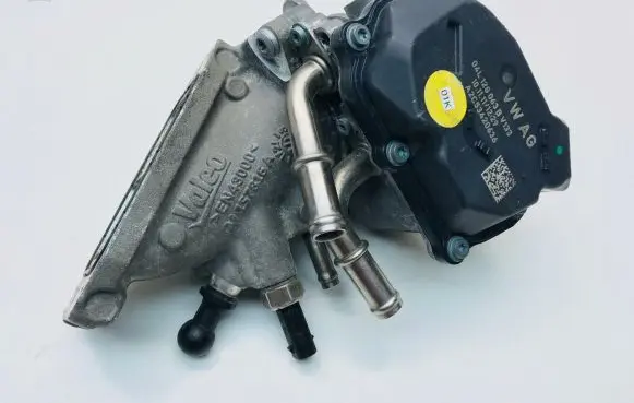 Volkswagen Golf VII Throttle valve 04L128063B