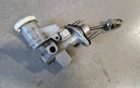 Mitsubishi L200 Clutch master cylinder