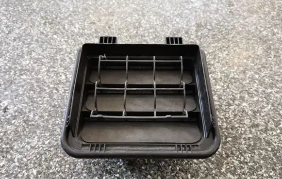 Quarter panel pressure vent