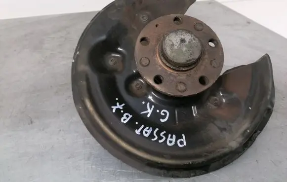 Volkswagen PASSAT B7 Rear wheel hub 5N0615611C