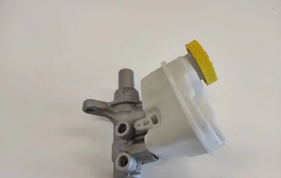 Subaru Impreza V Brake fluid reservoir 