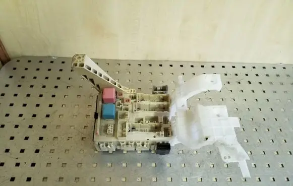 Toyota Yaris Fuse module 8273052700