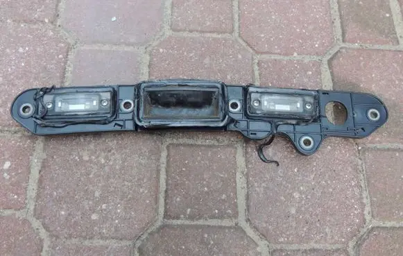 Volkswagen Touran I Tailgate opening switch 