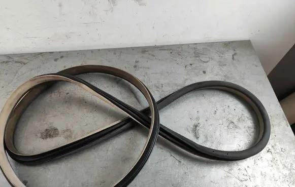 Mercedes-Benz S W222 Front door rubber seal a2226970151