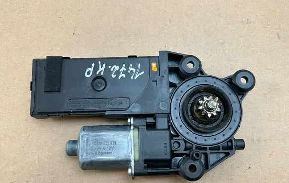 Renault Megane III Front door window regulator motor 807315510R 0130822479