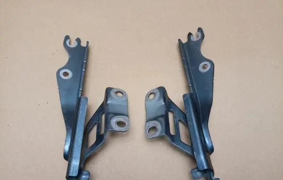 Mazda 6 Engine bonnet/hood hinges 