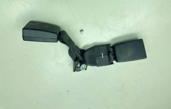 Volkswagen Jetta VI Middle seatbelt buckle (rear) 5C6857739