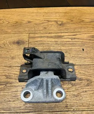 Opel Corsa D Engine mount bracket 468646740
