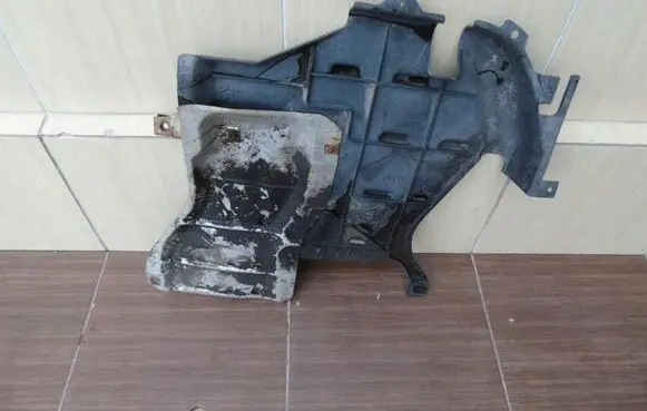 Mazda 323 Engine splash shield/under tray B09256111