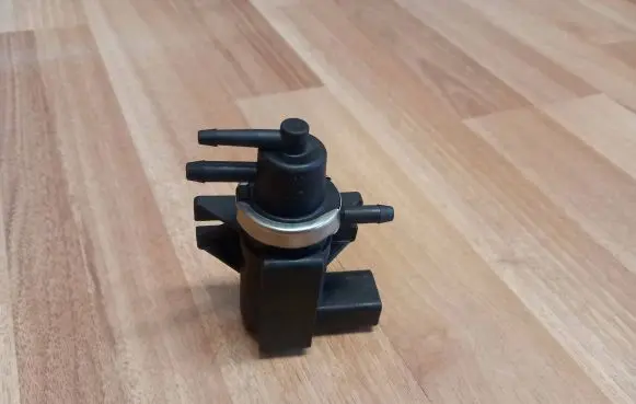 Volkswagen Touareg I Turbo solenoid valve 1J0906627 1K0906627D 72290320