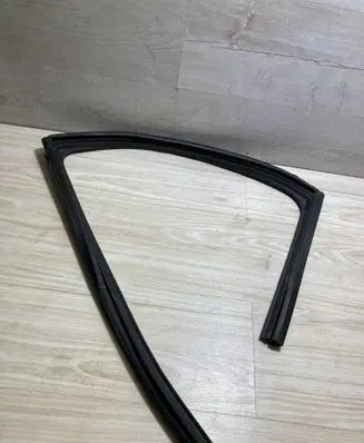 Nissan Juke II F16 Rubber seal rear door window/glass 823316PA0