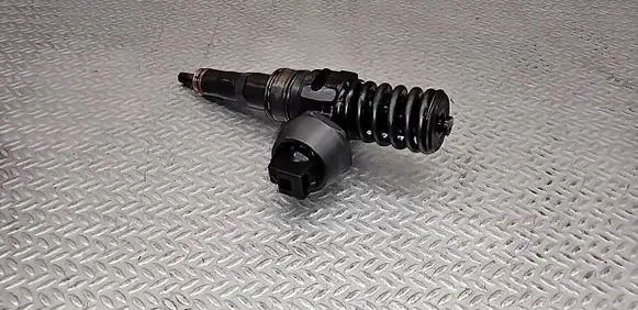 Volkswagen Touran I Fuel injector 038130073AG