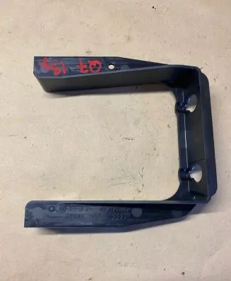 Audi Q7 4L Fender mounting bracket 4L0723135