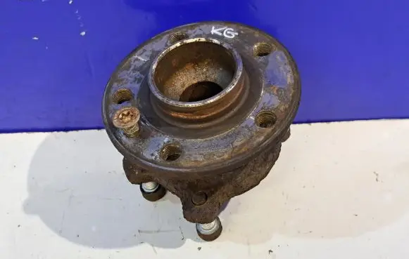 Volvo V70 Rear wheel hub 31329968 31277808