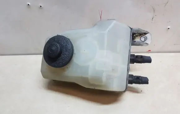Toyota Prius (XW20) Brake fluid reservoir 