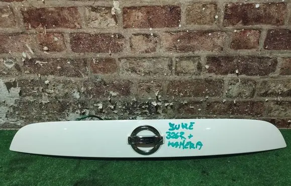Nissan Juke I F15 Tailgate/boot open switch button 