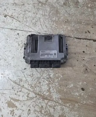 Ford Focus Engine control unit/module 4M5112A650KE 0281011801