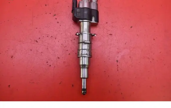 BMW 7 F01 F02 F03 F04 Fuel injector 7585261