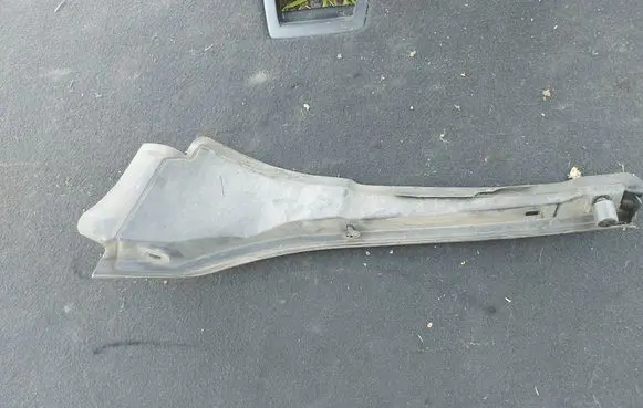 BMW 2 F46 Fender end trim 7300518