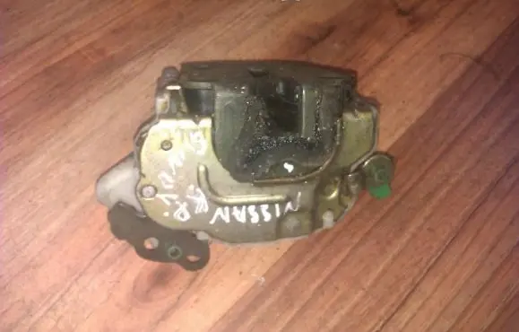 Nissan Sunny Front door lock