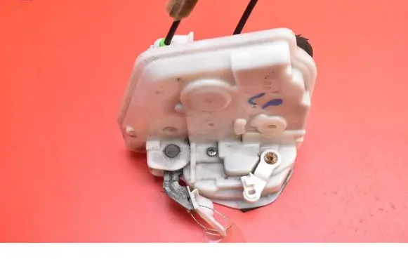 Mazda 3 II Front door lock