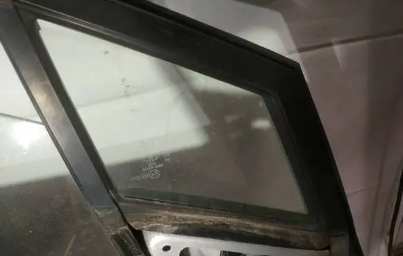 Mazda 5 Front door vent window glass four-door as2
