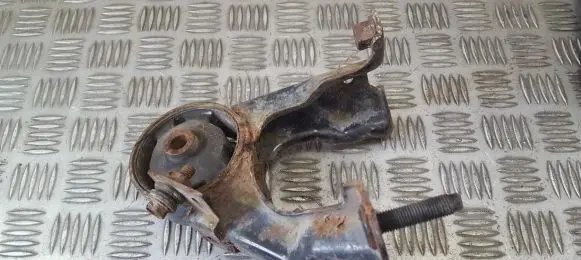 Toyota Avensis T220 Engine mount bracket 560257