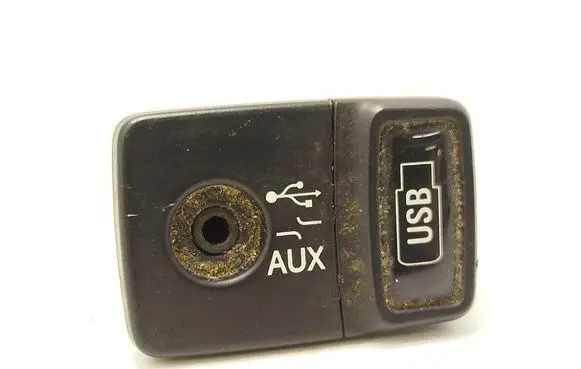 Opel Combo D AUX in-socket connector 735549165