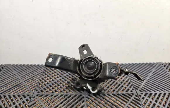 Lexus CT 200H Engine mount bracket