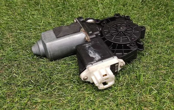 Opel Omega B1 Front door window regulator motor 193793000