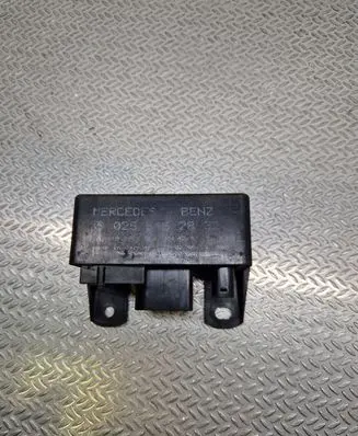 Mercedes-Benz E W212 Glow plug pre-heat relay 0255452832