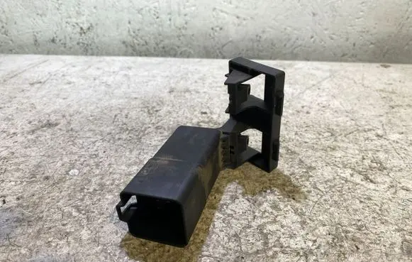 Volkswagen Golf V Glow plug pre-heat relay 038907281D 12206 51299023