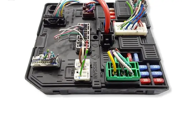 Nissan Qashqai Fuse module 284B74BA0A 521501F08 2080082360