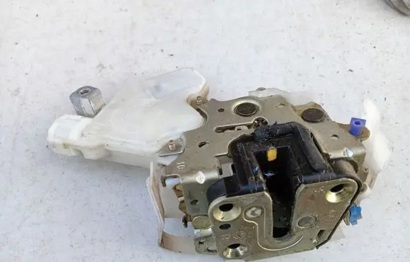 Nissan X-Trail T30 Loading door lock 80552AA200