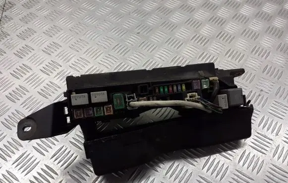 Toyota Avensis T250 Fuse box cover
