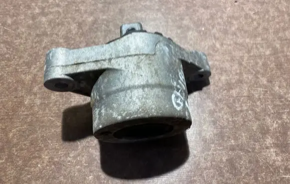 Maserati Ghibli Engine mount bracket 06700048700