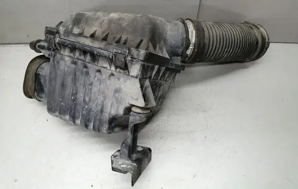 Chrysler 300M Air filter box