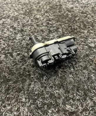 BMW i4 Fuel tank cap lock 9447698