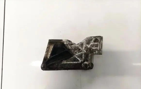 Engine mounting bracket