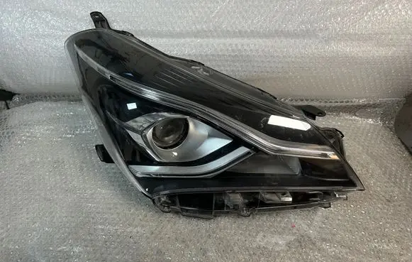 Toyota Yaris Headlight/headlamp 