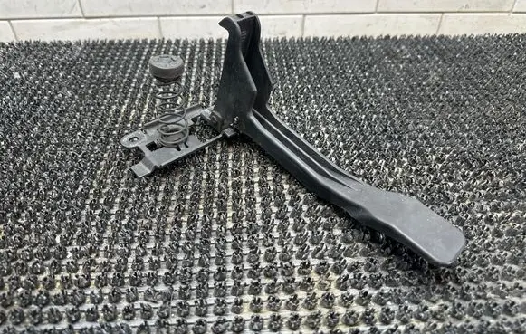 Renault Megane III Engine bonnet (hood) release handle 656030006R