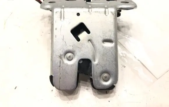 Volkswagen Jetta VI Tailgate exterior lock 