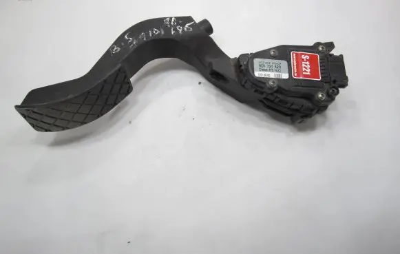 Audi A4 S4 B5 8D Accelerator throttle pedal 8D1721523 6PV00777007