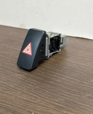 Toyota Avensis T270 Hazard light switch 15B424