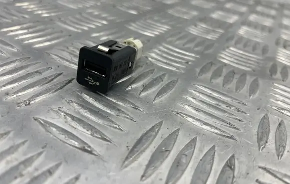 BMW 3 E90 E91 USB socket connector 9167196