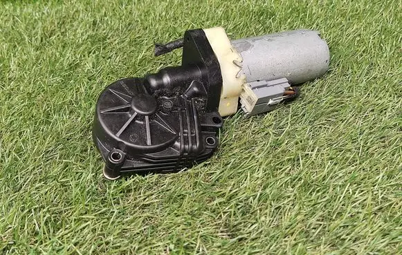 Volvo S60 Seat adjustment motor 198389104 0130002527