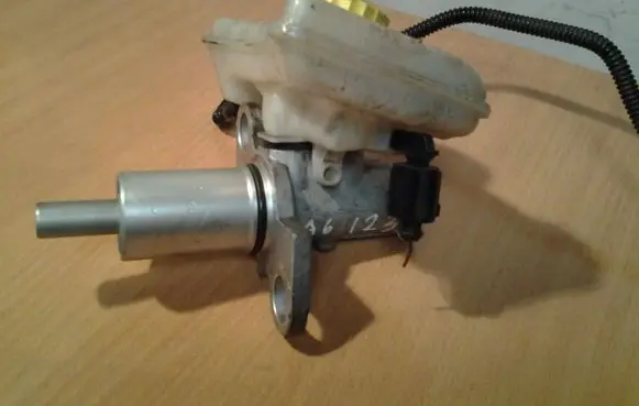 Audi A6 S6 C6 4F Master brake cylinder 9304125000 8E0611301G