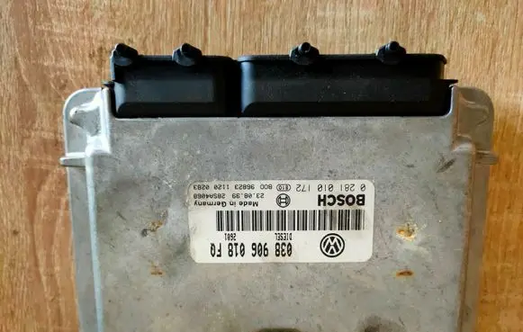 Volkswagen PASSAT B5.5 Engine control unit/module 038906018FQ
