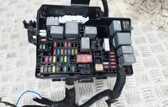 Toyota Yaris Fuse module 821150UD50A